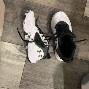 Boys Underarmor basketball shoes